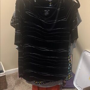 Apt. 9 Black and Gray Patterned Tee